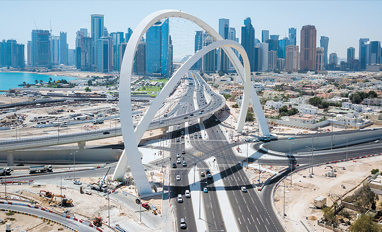 카타르의 수도 ‘도하’와 북부 위성 도시 ‘루사일’을 잇는 대표적인 교통망 ‘루사일 고속도로’.